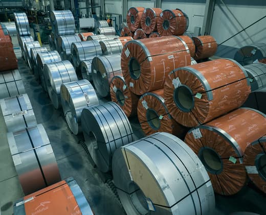 Use of CO2-reduced steels to reduce CO2 emissions in hot forming